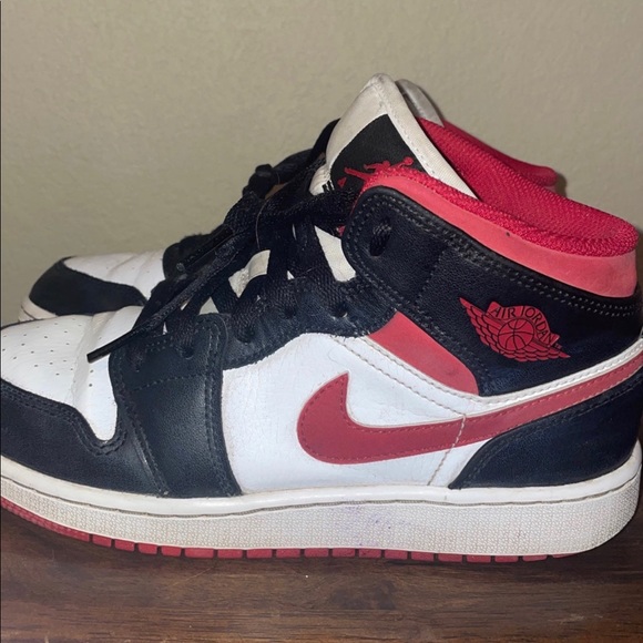 Nike Air Jordons/Red and black/Mid shoe/Black shoelace - Picture 3 of 5